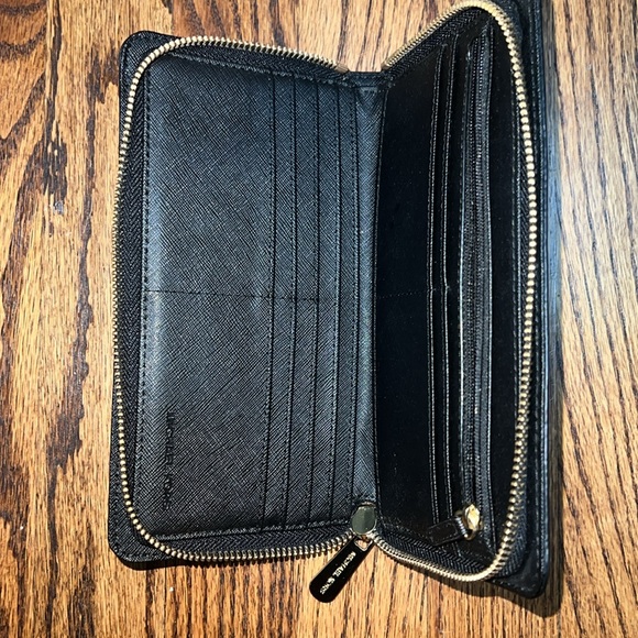 🚨Almost new Michael Kors Wallet - Picture 4 of 7